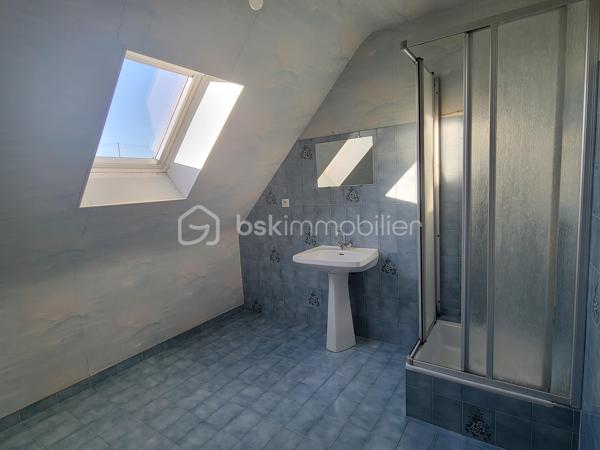 Cette maison construite en 1983, parfaitement entretenue et régulièrement améliorée au fil des années, offre de beaux volumes, des prestations de qualité et de nombreux espaces fonctionnels. Une maison pensée pour une vie de famille confortable, avec un véritable potentiel d’évolution.

Dès l’entrée, vous serez séduit par une entrée spacieuse avec placard, qui dessert les différents espaces de vie.
La cuisine moderne et entièrement équipée, installée en 2020 par Cuisinella, développe environ 10,57 m². Elle bénéficie d’un revêtement en granit et est vendue avec son électroménager. Ouverte sur le salon-séjour, elle profite ainsi d’un agréabe espace de vie de près de 44 m² au total.
Le salon-séjour de 33,87 m², lumineux et convivial, constitue le coeur de la maison.
Toujours au rez-de-chaussée, vous trouverez également :
* une chambre,
* une salle de bains,
* un WC indépendant.

À l’étage
Un agréable palier-mezzanine offre la possibilité d’aménager un espace bureau ou un coin lecture.
L’étage propose également : 
* deux belles chambres,
* un bureau fermé, idéal pour le télé-travail ou pouvant répondre à différents besoins,
* une grande salle d’eau,
* un WC indépendant.

🌿 Extérieurs et potentiel d’évolution
La maison bénéficie d’une agréable terrasse équipée d’un store banne manuel.
Les murs entourant la terrasse ont été renforcés afin de permettre la réalisation d’une future véranda : un véritable potentiel supplémentaire pour agrandir encore l’espace de vie.
Une cuve de récupération des eaux de pluie de 2 500 litres, instalée sous la terrasse, permet l’alimentation du WC au rez*de*chaussée grâce à un système de récupération et de traitement de l’eau.
Deux caméras extérieures complètent les équipements de la propriété.

🔨 Un sous-sol total particulièrement fonctionnel
Le sous-sol offre de très beaux volumes et se compose de : 
* une grande arrière-cuisine,
* une cave,
* un espace de stationnement d’environ 35 m²,
* un espace bricolage d’environ 23 m².

Mais surtout, la propriété dispose d’un grand garage, conçu pour accueillir un camping-car. Celui-ci bénéficie notamment : 
* d’une fosse de 1,50 m, idéale pour réaliser les vidanges,
* d’une charpente renforcée permettant d’envisager la création d’un grenier.

⚙️ Équipements et travaux récents : 
* Menuiseries de 2021 en aluminium côté sud et en PVC côté nord avec volets électriques et vélux équipé d’un store solaire
* Pompe à chaleur air/eau installée en 2022
* Insert bois installé en 2020, labellisé Flamme verte
* VMC hygroréglable de 2015
* Ramonage réalisé par un professionnel le 07/01/2026
* Réseau 5G disponible et possibilité de raccordement à la fibre

📋 Diagnostics et infortations complémentaires
* DPE : B
* GES : A
* Diagnostic électrique : aucune anomalie
* Assainissement individuel
* Taxe foncière : 1558 €
Concernant le diagnostic gaz, quelques interventions sont à prévoir : remplacement de la lyre GPL (+70 cm), actuellement non conforme; mise en accessibilité du robinet situé au fond du meuble; création d’une grille d’air adaptée.

❤️ Une maison complète et soigneusement entretenue. À découvrir sans tarder !