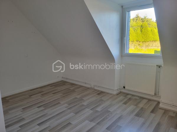 Cette maison construite en 1983, parfaitement entretenue et régulièrement améliorée au fil des années, offre de beaux volumes, des prestations de qualité et de nombreux espaces fonctionnels. Une maison pensée pour une vie de famille confortable, avec un véritable potentiel d’évolution.

Dès l’entrée, vous serez séduit par une entrée spacieuse avec placard, qui dessert les différents espaces de vie.
La cuisine moderne et entièrement équipée, installée en 2020 par Cuisinella, développe environ 10,57 m². Elle bénéficie d’un revêtement en granit et est vendue avec son électroménager. Ouverte sur le salon-séjour, elle profite ainsi d’un agréabe espace de vie de près de 44 m² au total.
Le salon-séjour de 33,87 m², lumineux et convivial, constitue le coeur de la maison.
Toujours au rez-de-chaussée, vous trouverez également :
* une chambre,
* une salle de bains,
* un WC indépendant.

À l’étage
Un agréable palier-mezzanine offre la possibilité d’aménager un espace bureau ou un coin lecture.
L’étage propose également : 
* deux belles chambres,
* un bureau fermé, idéal pour le télé-travail ou pouvant répondre à différents besoins,
* une grande salle d’eau,
* un WC indépendant.

🌿 Extérieurs et potentiel d’évolution
La maison bénéficie d’une agréable terrasse équipée d’un store banne manuel.
Les murs entourant la terrasse ont été renforcés afin de permettre la réalisation d’une future véranda : un véritable potentiel supplémentaire pour agrandir encore l’espace de vie.
Une cuve de récupération des eaux de pluie de 2 500 litres, instalée sous la terrasse, permet l’alimentation du WC au rez*de*chaussée grâce à un système de récupération et de traitement de l’eau.
Deux caméras extérieures complètent les équipements de la propriété.

🔨 Un sous-sol total particulièrement fonctionnel
Le sous-sol offre de très beaux volumes et se compose de : 
* une grande arrière-cuisine,
* une cave,
* un espace de stationnement d’environ 35 m²,
* un espace bricolage d’environ 23 m².

Mais surtout, la propriété dispose d’un grand garage, conçu pour accueillir un camping-car. Celui-ci bénéficie notamment : 
* d’une fosse de 1,50 m, idéale pour réaliser les vidanges,
* d’une charpente renforcée permettant d’envisager la création d’un grenier.

⚙️ Équipements et travaux récents : 
* Menuiseries de 2021 en aluminium côté sud et en PVC côté nord avec volets électriques et vélux équipé d’un store solaire
* Pompe à chaleur air/eau installée en 2022
* Insert bois installé en 2020, labellisé Flamme verte
* VMC hygroréglable de 2015
* Ramonage réalisé par un professionnel le 07/01/2026
* Réseau 5G disponible et possibilité de raccordement à la fibre

📋 Diagnostics et infortations complémentaires
* DPE : B
* GES : A
* Diagnostic électrique : aucune anomalie
* Assainissement individuel
* Taxe foncière : 1558 €
Concernant le diagnostic gaz, quelques interventions sont à prévoir : remplacement de la lyre GPL (+70 cm), actuellement non conforme; mise en accessibilité du robinet situé au fond du meuble; création d’une grille d’air adaptée.

❤️ Une maison complète et soigneusement entretenue. À découvrir sans tarder !