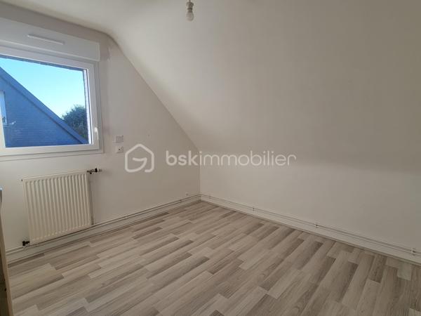 Cette maison construite en 1983, parfaitement entretenue et régulièrement améliorée au fil des années, offre de beaux volumes, des prestations de qualité et de nombreux espaces fonctionnels. Une maison pensée pour une vie de famille confortable, avec un véritable potentiel d’évolution.

Dès l’entrée, vous serez séduit par une entrée spacieuse avec placard, qui dessert les différents espaces de vie.
La cuisine moderne et entièrement équipée, installée en 2020 par Cuisinella, développe environ 10,57 m². Elle bénéficie d’un revêtement en granit et est vendue avec son électroménager. Ouverte sur le salon-séjour, elle profite ainsi d’un agréabe espace de vie de près de 44 m² au total.
Le salon-séjour de 33,87 m², lumineux et convivial, constitue le coeur de la maison.
Toujours au rez-de-chaussée, vous trouverez également :
* une chambre,
* une salle de bains,
* un WC indépendant.

À l’étage
Un agréable palier-mezzanine offre la possibilité d’aménager un espace bureau ou un coin lecture.
L’étage propose également : 
* deux belles chambres,
* un bureau fermé, idéal pour le télé-travail ou pouvant répondre à différents besoins,
* une grande salle d’eau,
* un WC indépendant.

🌿 Extérieurs et potentiel d’évolution
La maison bénéficie d’une agréable terrasse équipée d’un store banne manuel.
Les murs entourant la terrasse ont été renforcés afin de permettre la réalisation d’une future véranda : un véritable potentiel supplémentaire pour agrandir encore l’espace de vie.
Une cuve de récupération des eaux de pluie de 2 500 litres, instalée sous la terrasse, permet l’alimentation du WC au rez*de*chaussée grâce à un système de récupération et de traitement de l’eau.
Deux caméras extérieures complètent les équipements de la propriété.

🔨 Un sous-sol total particulièrement fonctionnel
Le sous-sol offre de très beaux volumes et se compose de : 
* une grande arrière-cuisine,
* une cave,
* un espace de stationnement d’environ 35 m²,
* un espace bricolage d’environ 23 m².

Mais surtout, la propriété dispose d’un grand garage, conçu pour accueillir un camping-car. Celui-ci bénéficie notamment : 
* d’une fosse de 1,50 m, idéale pour réaliser les vidanges,
* d’une charpente renforcée permettant d’envisager la création d’un grenier.

⚙️ Équipements et travaux récents : 
* Menuiseries de 2021 en aluminium côté sud et en PVC côté nord avec volets électriques et vélux équipé d’un store solaire
* Pompe à chaleur air/eau installée en 2022
* Insert bois installé en 2020, labellisé Flamme verte
* VMC hygroréglable de 2015
* Ramonage réalisé par un professionnel le 07/01/2026
* Réseau 5G disponible et possibilité de raccordement à la fibre

📋 Diagnostics et infortations complémentaires
* DPE : B
* GES : A
* Diagnostic électrique : aucune anomalie
* Assainissement individuel
* Taxe foncière : 1558 €
Concernant le diagnostic gaz, quelques interventions sont à prévoir : remplacement de la lyre GPL (+70 cm), actuellement non conforme; mise en accessibilité du robinet situé au fond du meuble; création d’une grille d’air adaptée.

❤️ Une maison complète et soigneusement entretenue. À découvrir sans tarder !