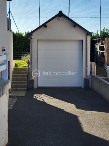 Cette maison construite en 1983, parfaitement entretenue et régulièrement améliorée au fil des années, offre de beaux volumes, des prestations de qualité et de nombreux espaces fonctionnels. Une maison pensée pour une vie de famille confortable, avec un véritable potentiel d’évolution.

Dès l’entrée, vous serez séduit par une entrée spacieuse avec placard, qui dessert les différents espaces de vie.
La cuisine moderne et entièrement équipée, installée en 2020 par Cuisinella, développe environ 10,57 m². Elle bénéficie d’un revêtement en granit et est vendue avec son électroménager. Ouverte sur le salon-séjour, elle profite ainsi d’un agréabe espace de vie de près de 44 m² au total.
Le salon-séjour de 33,87 m², lumineux et convivial, constitue le coeur de la maison.
Toujours au rez-de-chaussée, vous trouverez également :
* une chambre,
* une salle de bains,
* un WC indépendant.

À l’étage
Un agréable palier-mezzanine offre la possibilité d’aménager un espace bureau ou un coin lecture.
L’étage propose également : 
* deux belles chambres,
* un bureau fermé, idéal pour le télé-travail ou pouvant répondre à différents besoins,
* une grande salle d’eau,
* un WC indépendant.

🌿 Extérieurs et potentiel d’évolution
La maison bénéficie d’une agréable terrasse équipée d’un store banne manuel.
Les murs entourant la terrasse ont été renforcés afin de permettre la réalisation d’une future véranda : un véritable potentiel supplémentaire pour agrandir encore l’espace de vie.
Une cuve de récupération des eaux de pluie de 2 500 litres, instalée sous la terrasse, permet l’alimentation du WC au rez*de*chaussée grâce à un système de récupération et de traitement de l’eau.
Deux caméras extérieures complètent les équipements de la propriété.

🔨 Un sous-sol total particulièrement fonctionnel
Le sous-sol offre de très beaux volumes et se compose de : 
* une grande arrière-cuisine,
* une cave,
* un espace de stationnement d’environ 35 m²,
* un espace bricolage d’environ 23 m².

Mais surtout, la propriété dispose d’un grand garage, conçu pour accueillir un camping-car. Celui-ci bénéficie notamment : 
* d’une fosse de 1,50 m, idéale pour réaliser les vidanges,
* d’une charpente renforcée permettant d’envisager la création d’un grenier.

⚙️ Équipements et travaux récents : 
* Menuiseries de 2021 en aluminium côté sud et en PVC côté nord avec volets électriques et vélux équipé d’un store solaire
* Pompe à chaleur air/eau installée en 2022
* Insert bois installé en 2020, labellisé Flamme verte
* VMC hygroréglable de 2015
* Ramonage réalisé par un professionnel le 07/01/2026
* Réseau 5G disponible et possibilité de raccordement à la fibre

📋 Diagnostics et infortations complémentaires
* DPE : B
* GES : A
* Diagnostic électrique : aucune anomalie
* Assainissement individuel
* Taxe foncière : 1558 €
Concernant le diagnostic gaz, quelques interventions sont à prévoir : remplacement de la lyre GPL (+70 cm), actuellement non conforme; mise en accessibilité du robinet situé au fond du meuble; création d’une grille d’air adaptée.

❤️ Une maison complète et soigneusement entretenue. À découvrir sans tarder !