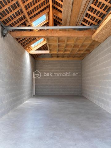 Cette maison construite en 1983, parfaitement entretenue et régulièrement améliorée au fil des années, offre de beaux volumes, des prestations de qualité et de nombreux espaces fonctionnels. Une maison pensée pour une vie de famille confortable, avec un véritable potentiel d’évolution.

Dès l’entrée, vous serez séduit par une entrée spacieuse avec placard, qui dessert les différents espaces de vie.
La cuisine moderne et entièrement équipée, installée en 2020 par Cuisinella, développe environ 10,57 m². Elle bénéficie d’un revêtement en granit et est vendue avec son électroménager. Ouverte sur le salon-séjour, elle profite ainsi d’un agréabe espace de vie de près de 44 m² au total.
Le salon-séjour de 33,87 m², lumineux et convivial, constitue le coeur de la maison.
Toujours au rez-de-chaussée, vous trouverez également :
* une chambre,
* une salle de bains,
* un WC indépendant.

À l’étage
Un agréable palier-mezzanine offre la possibilité d’aménager un espace bureau ou un coin lecture.
L’étage propose également : 
* deux belles chambres,
* un bureau fermé, idéal pour le télé-travail ou pouvant répondre à différents besoins,
* une grande salle d’eau,
* un WC indépendant.

🌿 Extérieurs et potentiel d’évolution
La maison bénéficie d’une agréable terrasse équipée d’un store banne manuel.
Les murs entourant la terrasse ont été renforcés afin de permettre la réalisation d’une future véranda : un véritable potentiel supplémentaire pour agrandir encore l’espace de vie.
Une cuve de récupération des eaux de pluie de 2 500 litres, instalée sous la terrasse, permet l’alimentation du WC au rez*de*chaussée grâce à un système de récupération et de traitement de l’eau.
Deux caméras extérieures complètent les équipements de la propriété.

🔨 Un sous-sol total particulièrement fonctionnel
Le sous-sol offre de très beaux volumes et se compose de : 
* une grande arrière-cuisine,
* une cave,
* un espace de stationnement d’environ 35 m²,
* un espace bricolage d’environ 23 m².

Mais surtout, la propriété dispose d’un grand garage, conçu pour accueillir un camping-car. Celui-ci bénéficie notamment : 
* d’une fosse de 1,50 m, idéale pour réaliser les vidanges,
* d’une charpente renforcée permettant d’envisager la création d’un grenier.

⚙️ Équipements et travaux récents : 
* Menuiseries de 2021 en aluminium côté sud et en PVC côté nord avec volets électriques et vélux équipé d’un store solaire
* Pompe à chaleur air/eau installée en 2022
* Insert bois installé en 2020, labellisé Flamme verte
* VMC hygroréglable de 2015
* Ramonage réalisé par un professionnel le 07/01/2026
* Réseau 5G disponible et possibilité de raccordement à la fibre

📋 Diagnostics et infortations complémentaires
* DPE : B
* GES : A
* Diagnostic électrique : aucune anomalie
* Assainissement individuel
* Taxe foncière : 1558 €
Concernant le diagnostic gaz, quelques interventions sont à prévoir : remplacement de la lyre GPL (+70 cm), actuellement non conforme; mise en accessibilité du robinet situé au fond du meuble; création d’une grille d’air adaptée.

❤️ Une maison complète et soigneusement entretenue. À découvrir sans tarder !