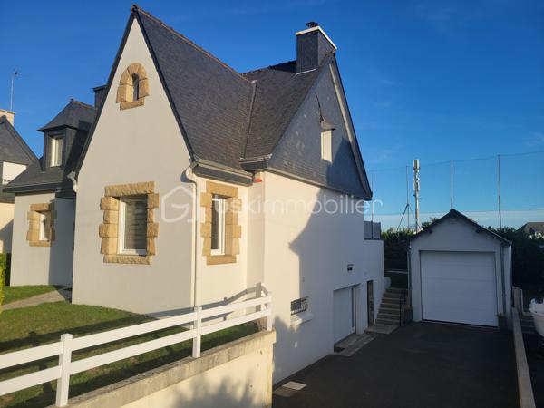 Cette maison construite en 1983, parfaitement entretenue et régulièrement améliorée au fil des années, offre de beaux volumes, des prestations de qualité et de nombreux espaces fonctionnels. Une maison pensée pour une vie de famille confortable, avec un véritable potentiel d’évolution.

Dès l’entrée, vous serez séduit par une entrée spacieuse avec placard, qui dessert les différents espaces de vie.
La cuisine moderne et entièrement équipée, installée en 2020 par Cuisinella, développe environ 10,57 m². Elle bénéficie d’un revêtement en granit et est vendue avec son électroménager. Ouverte sur le salon-séjour, elle profite ainsi d’un agréabe espace de vie de près de 44 m² au total.
Le salon-séjour de 33,87 m², lumineux et convivial, constitue le coeur de la maison.
Toujours au rez-de-chaussée, vous trouverez également :
* une chambre,
* une salle de bains,
* un WC indépendant.

À l’étage
Un agréable palier-mezzanine offre la possibilité d’aménager un espace bureau ou un coin lecture.
L’étage propose également : 
* deux belles chambres,
* un bureau fermé, idéal pour le télé-travail ou pouvant répondre à différents besoins,
* une grande salle d’eau,
* un WC indépendant.

🌿 Extérieurs et potentiel d’évolution
La maison bénéficie d’une agréable terrasse équipée d’un store banne manuel.
Les murs entourant la terrasse ont été renforcés afin de permettre la réalisation d’une future véranda : un véritable potentiel supplémentaire pour agrandir encore l’espace de vie.
Une cuve de récupération des eaux de pluie de 2 500 litres, instalée sous la terrasse, permet l’alimentation du WC au rez*de*chaussée grâce à un système de récupération et de traitement de l’eau.
Deux caméras extérieures complètent les équipements de la propriété.

🔨 Un sous-sol total particulièrement fonctionnel
Le sous-sol offre de très beaux volumes et se compose de : 
* une grande arrière-cuisine,
* une cave,
* un espace de stationnement d’environ 35 m²,
* un espace bricolage d’environ 23 m².

Mais surtout, la propriété dispose d’un grand garage, conçu pour accueillir un camping-car. Celui-ci bénéficie notamment : 
* d’une fosse de 1,50 m, idéale pour réaliser les vidanges,
* d’une charpente renforcée permettant d’envisager la création d’un grenier.

⚙️ Équipements et travaux récents : 
* Menuiseries de 2021 en aluminium côté sud et en PVC côté nord avec volets électriques et vélux équipé d’un store solaire
* Pompe à chaleur air/eau installée en 2022
* Insert bois installé en 2020, labellisé Flamme verte
* VMC hygroréglable de 2015
* Ramonage réalisé par un professionnel le 07/01/2026
* Réseau 5G disponible et possibilité de raccordement à la fibre

📋 Diagnostics et infortations complémentaires
* DPE : B
* GES : A
* Diagnostic électrique : aucune anomalie
* Assainissement individuel
* Taxe foncière : 1558 €
Concernant le diagnostic gaz, quelques interventions sont à prévoir : remplacement de la lyre GPL (+70 cm), actuellement non conforme; mise en accessibilité du robinet situé au fond du meuble; création d’une grille d’air adaptée.

❤️ Une maison complète et soigneusement entretenue. À découvrir sans tarder !