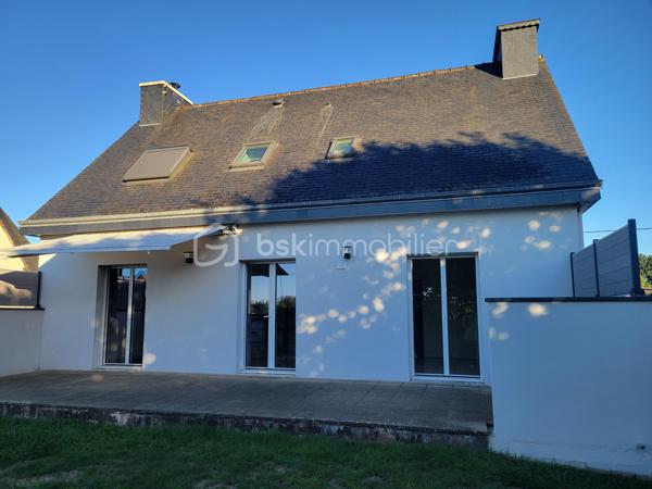 Cette maison construite en 1983, parfaitement entretenue et régulièrement améliorée au fil des années, offre de beaux volumes, des prestations de qualité et de nombreux espaces fonctionnels. Une maison pensée pour une vie de famille confortable, avec un véritable potentiel d’évolution.

Dès l’entrée, vous serez séduit par une entrée spacieuse avec placard, qui dessert les différents espaces de vie.
La cuisine moderne et entièrement équipée, installée en 2020 par Cuisinella, développe environ 10,57 m². Elle bénéficie d’un revêtement en granit et est vendue avec son électroménager. Ouverte sur le salon-séjour, elle profite ainsi d’un agréabe espace de vie de près de 44 m² au total.
Le salon-séjour de 33,87 m², lumineux et convivial, constitue le coeur de la maison.
Toujours au rez-de-chaussée, vous trouverez également :
* une chambre,
* une salle de bains,
* un WC indépendant.

À l’étage
Un agréable palier-mezzanine offre la possibilité d’aménager un espace bureau ou un coin lecture.
L’étage propose également : 
* deux belles chambres,
* un bureau fermé, idéal pour le télé-travail ou pouvant répondre à différents besoins,
* une grande salle d’eau,
* un WC indépendant.

🌿 Extérieurs et potentiel d’évolution
La maison bénéficie d’une agréable terrasse équipée d’un store banne manuel.
Les murs entourant la terrasse ont été renforcés afin de permettre la réalisation d’une future véranda : un véritable potentiel supplémentaire pour agrandir encore l’espace de vie.
Une cuve de récupération des eaux de pluie de 2 500 litres, instalée sous la terrasse, permet l’alimentation du WC au rez*de*chaussée grâce à un système de récupération et de traitement de l’eau.
Deux caméras extérieures complètent les équipements de la propriété.

🔨 Un sous-sol total particulièrement fonctionnel
Le sous-sol offre de très beaux volumes et se compose de : 
* une grande arrière-cuisine,
* une cave,
* un espace de stationnement d’environ 35 m²,
* un espace bricolage d’environ 23 m².

Mais surtout, la propriété dispose d’un grand garage, conçu pour accueillir un camping-car. Celui-ci bénéficie notamment : 
* d’une fosse de 1,50 m, idéale pour réaliser les vidanges,
* d’une charpente renforcée permettant d’envisager la création d’un grenier.

⚙️ Équipements et travaux récents : 
* Menuiseries de 2021 en aluminium côté sud et en PVC côté nord avec volets électriques et vélux équipé d’un store solaire
* Pompe à chaleur air/eau installée en 2022
* Insert bois installé en 2020, labellisé Flamme verte
* VMC hygroréglable de 2015
* Ramonage réalisé par un professionnel le 07/01/2026
* Réseau 5G disponible et possibilité de raccordement à la fibre

📋 Diagnostics et infortations complémentaires
* DPE : B
* GES : A
* Diagnostic électrique : aucune anomalie
* Assainissement individuel
* Taxe foncière : 1558 €
Concernant le diagnostic gaz, quelques interventions sont à prévoir : remplacement de la lyre GPL (+70 cm), actuellement non conforme; mise en accessibilité du robinet situé au fond du meuble; création d’une grille d’air adaptée.

❤️ Une maison complète et soigneusement entretenue. À découvrir sans tarder !