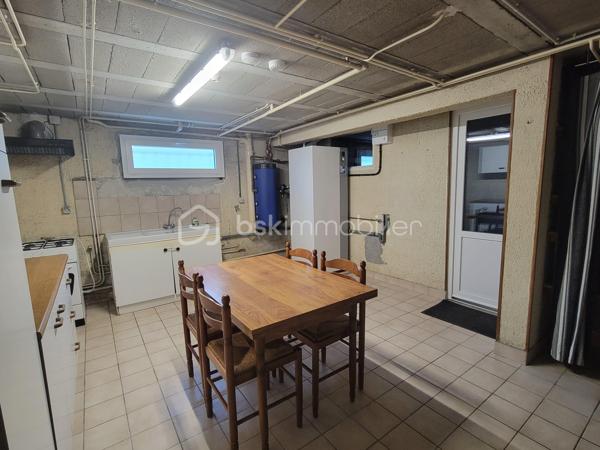 Cette maison construite en 1983, parfaitement entretenue et régulièrement améliorée au fil des années, offre de beaux volumes, des prestations de qualité et de nombreux espaces fonctionnels. Une maison pensée pour une vie de famille confortable, avec un véritable potentiel d’évolution.

Dès l’entrée, vous serez séduit par une entrée spacieuse avec placard, qui dessert les différents espaces de vie.
La cuisine moderne et entièrement équipée, installée en 2020 par Cuisinella, développe environ 10,57 m². Elle bénéficie d’un revêtement en granit et est vendue avec son électroménager. Ouverte sur le salon-séjour, elle profite ainsi d’un agréabe espace de vie de près de 44 m² au total.
Le salon-séjour de 33,87 m², lumineux et convivial, constitue le coeur de la maison.
Toujours au rez-de-chaussée, vous trouverez également :
* une chambre,
* une salle de bains,
* un WC indépendant.

À l’étage
Un agréable palier-mezzanine offre la possibilité d’aménager un espace bureau ou un coin lecture.
L’étage propose également : 
* deux belles chambres,
* un bureau fermé, idéal pour le télé-travail ou pouvant répondre à différents besoins,
* une grande salle d’eau,
* un WC indépendant.

🌿 Extérieurs et potentiel d’évolution
La maison bénéficie d’une agréable terrasse équipée d’un store banne manuel.
Les murs entourant la terrasse ont été renforcés afin de permettre la réalisation d’une future véranda : un véritable potentiel supplémentaire pour agrandir encore l’espace de vie.
Une cuve de récupération des eaux de pluie de 2 500 litres, instalée sous la terrasse, permet l’alimentation du WC au rez*de*chaussée grâce à un système de récupération et de traitement de l’eau.
Deux caméras extérieures complètent les équipements de la propriété.

🔨 Un sous-sol total particulièrement fonctionnel
Le sous-sol offre de très beaux volumes et se compose de : 
* une grande arrière-cuisine,
* une cave,
* un espace de stationnement d’environ 35 m²,
* un espace bricolage d’environ 23 m².

Mais surtout, la propriété dispose d’un grand garage, conçu pour accueillir un camping-car. Celui-ci bénéficie notamment : 
* d’une fosse de 1,50 m, idéale pour réaliser les vidanges,
* d’une charpente renforcée permettant d’envisager la création d’un grenier.

⚙️ Équipements et travaux récents : 
* Menuiseries de 2021 en aluminium côté sud et en PVC côté nord avec volets électriques et vélux équipé d’un store solaire
* Pompe à chaleur air/eau installée en 2022
* Insert bois installé en 2020, labellisé Flamme verte
* VMC hygroréglable de 2015
* Ramonage réalisé par un professionnel le 07/01/2026
* Réseau 5G disponible et possibilité de raccordement à la fibre

📋 Diagnostics et infortations complémentaires
* DPE : B
* GES : A
* Diagnostic électrique : aucune anomalie
* Assainissement individuel
* Taxe foncière : 1558 €
Concernant le diagnostic gaz, quelques interventions sont à prévoir : remplacement de la lyre GPL (+70 cm), actuellement non conforme; mise en accessibilité du robinet situé au fond du meuble; création d’une grille d’air adaptée.

❤️ Une maison complète et soigneusement entretenue. À découvrir sans tarder !