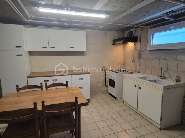 Cette maison construite en 1983, parfaitement entretenue et régulièrement améliorée au fil des années, offre de beaux volumes, des prestations de qualité et de nombreux espaces fonctionnels. Une maison pensée pour une vie de famille confortable, avec un véritable potentiel d’évolution.

Dès l’entrée, vous serez séduit par une entrée spacieuse avec placard, qui dessert les différents espaces de vie.
La cuisine moderne et entièrement équipée, installée en 2020 par Cuisinella, développe environ 10,57 m². Elle bénéficie d’un revêtement en granit et est vendue avec son électroménager. Ouverte sur le salon-séjour, elle profite ainsi d’un agréabe espace de vie de près de 44 m² au total.
Le salon-séjour de 33,87 m², lumineux et convivial, constitue le coeur de la maison.
Toujours au rez-de-chaussée, vous trouverez également :
* une chambre,
* une salle de bains,
* un WC indépendant.

À l’étage
Un agréable palier-mezzanine offre la possibilité d’aménager un espace bureau ou un coin lecture.
L’étage propose également : 
* deux belles chambres,
* un bureau fermé, idéal pour le télé-travail ou pouvant répondre à différents besoins,
* une grande salle d’eau,
* un WC indépendant.

🌿 Extérieurs et potentiel d’évolution
La maison bénéficie d’une agréable terrasse équipée d’un store banne manuel.
Les murs entourant la terrasse ont été renforcés afin de permettre la réalisation d’une future véranda : un véritable potentiel supplémentaire pour agrandir encore l’espace de vie.
Une cuve de récupération des eaux de pluie de 2 500 litres, instalée sous la terrasse, permet l’alimentation du WC au rez*de*chaussée grâce à un système de récupération et de traitement de l’eau.
Deux caméras extérieures complètent les équipements de la propriété.

🔨 Un sous-sol total particulièrement fonctionnel
Le sous-sol offre de très beaux volumes et se compose de : 
* une grande arrière-cuisine,
* une cave,
* un espace de stationnement d’environ 35 m²,
* un espace bricolage d’environ 23 m².

Mais surtout, la propriété dispose d’un grand garage, conçu pour accueillir un camping-car. Celui-ci bénéficie notamment : 
* d’une fosse de 1,50 m, idéale pour réaliser les vidanges,
* d’une charpente renforcée permettant d’envisager la création d’un grenier.

⚙️ Équipements et travaux récents : 
* Menuiseries de 2021 en aluminium côté sud et en PVC côté nord avec volets électriques et vélux équipé d’un store solaire
* Pompe à chaleur air/eau installée en 2022
* Insert bois installé en 2020, labellisé Flamme verte
* VMC hygroréglable de 2015
* Ramonage réalisé par un professionnel le 07/01/2026
* Réseau 5G disponible et possibilité de raccordement à la fibre

📋 Diagnostics et infortations complémentaires
* DPE : B
* GES : A
* Diagnostic électrique : aucune anomalie
* Assainissement individuel
* Taxe foncière : 1558 €
Concernant le diagnostic gaz, quelques interventions sont à prévoir : remplacement de la lyre GPL (+70 cm), actuellement non conforme; mise en accessibilité du robinet situé au fond du meuble; création d’une grille d’air adaptée.

❤️ Une maison complète et soigneusement entretenue. À découvrir sans tarder !