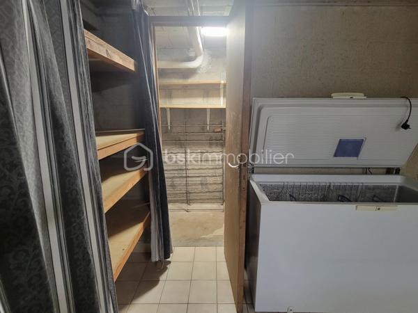 Cette maison construite en 1983, parfaitement entretenue et régulièrement améliorée au fil des années, offre de beaux volumes, des prestations de qualité et de nombreux espaces fonctionnels. Une maison pensée pour une vie de famille confortable, avec un véritable potentiel d’évolution.

Dès l’entrée, vous serez séduit par une entrée spacieuse avec placard, qui dessert les différents espaces de vie.
La cuisine moderne et entièrement équipée, installée en 2020 par Cuisinella, développe environ 10,57 m². Elle bénéficie d’un revêtement en granit et est vendue avec son électroménager. Ouverte sur le salon-séjour, elle profite ainsi d’un agréabe espace de vie de près de 44 m² au total.
Le salon-séjour de 33,87 m², lumineux et convivial, constitue le coeur de la maison.
Toujours au rez-de-chaussée, vous trouverez également :
* une chambre,
* une salle de bains,
* un WC indépendant.

À l’étage
Un agréable palier-mezzanine offre la possibilité d’aménager un espace bureau ou un coin lecture.
L’étage propose également : 
* deux belles chambres,
* un bureau fermé, idéal pour le télé-travail ou pouvant répondre à différents besoins,
* une grande salle d’eau,
* un WC indépendant.

🌿 Extérieurs et potentiel d’évolution
La maison bénéficie d’une agréable terrasse équipée d’un store banne manuel.
Les murs entourant la terrasse ont été renforcés afin de permettre la réalisation d’une future véranda : un véritable potentiel supplémentaire pour agrandir encore l’espace de vie.
Une cuve de récupération des eaux de pluie de 2 500 litres, instalée sous la terrasse, permet l’alimentation du WC au rez*de*chaussée grâce à un système de récupération et de traitement de l’eau.
Deux caméras extérieures complètent les équipements de la propriété.

🔨 Un sous-sol total particulièrement fonctionnel
Le sous-sol offre de très beaux volumes et se compose de : 
* une grande arrière-cuisine,
* une cave,
* un espace de stationnement d’environ 35 m²,
* un espace bricolage d’environ 23 m².

Mais surtout, la propriété dispose d’un grand garage, conçu pour accueillir un camping-car. Celui-ci bénéficie notamment : 
* d’une fosse de 1,50 m, idéale pour réaliser les vidanges,
* d’une charpente renforcée permettant d’envisager la création d’un grenier.

⚙️ Équipements et travaux récents : 
* Menuiseries de 2021 en aluminium côté sud et en PVC côté nord avec volets électriques et vélux équipé d’un store solaire
* Pompe à chaleur air/eau installée en 2022
* Insert bois installé en 2020, labellisé Flamme verte
* VMC hygroréglable de 2015
* Ramonage réalisé par un professionnel le 07/01/2026
* Réseau 5G disponible et possibilité de raccordement à la fibre

📋 Diagnostics et infortations complémentaires
* DPE : B
* GES : A
* Diagnostic électrique : aucune anomalie
* Assainissement individuel
* Taxe foncière : 1558 €
Concernant le diagnostic gaz, quelques interventions sont à prévoir : remplacement de la lyre GPL (+70 cm), actuellement non conforme; mise en accessibilité du robinet situé au fond du meuble; création d’une grille d’air adaptée.

❤️ Une maison complète et soigneusement entretenue. À découvrir sans tarder !