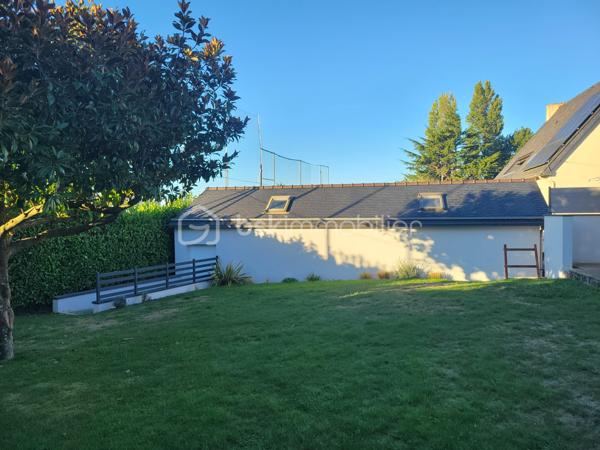 Cette maison construite en 1983, parfaitement entretenue et régulièrement améliorée au fil des années, offre de beaux volumes, des prestations de qualité et de nombreux espaces fonctionnels. Une maison pensée pour une vie de famille confortable, avec un véritable potentiel d’évolution.

Dès l’entrée, vous serez séduit par une entrée spacieuse avec placard, qui dessert les différents espaces de vie.
La cuisine moderne et entièrement équipée, installée en 2020 par Cuisinella, développe environ 10,57 m². Elle bénéficie d’un revêtement en granit et est vendue avec son électroménager. Ouverte sur le salon-séjour, elle profite ainsi d’un agréabe espace de vie de près de 44 m² au total.
Le salon-séjour de 33,87 m², lumineux et convivial, constitue le coeur de la maison.
Toujours au rez-de-chaussée, vous trouverez également :
* une chambre,
* une salle de bains,
* un WC indépendant.

À l’étage
Un agréable palier-mezzanine offre la possibilité d’aménager un espace bureau ou un coin lecture.
L’étage propose également : 
* deux belles chambres,
* un bureau fermé, idéal pour le télé-travail ou pouvant répondre à différents besoins,
* une grande salle d’eau,
* un WC indépendant.

🌿 Extérieurs et potentiel d’évolution
La maison bénéficie d’une agréable terrasse équipée d’un store banne manuel.
Les murs entourant la terrasse ont été renforcés afin de permettre la réalisation d’une future véranda : un véritable potentiel supplémentaire pour agrandir encore l’espace de vie.
Une cuve de récupération des eaux de pluie de 2 500 litres, instalée sous la terrasse, permet l’alimentation du WC au rez*de*chaussée grâce à un système de récupération et de traitement de l’eau.
Deux caméras extérieures complètent les équipements de la propriété.

🔨 Un sous-sol total particulièrement fonctionnel
Le sous-sol offre de très beaux volumes et se compose de : 
* une grande arrière-cuisine,
* une cave,
* un espace de stationnement d’environ 35 m²,
* un espace bricolage d’environ 23 m².

Mais surtout, la propriété dispose d’un grand garage, conçu pour accueillir un camping-car. Celui-ci bénéficie notamment : 
* d’une fosse de 1,50 m, idéale pour réaliser les vidanges,
* d’une charpente renforcée permettant d’envisager la création d’un grenier.

⚙️ Équipements et travaux récents : 
* Menuiseries de 2021 en aluminium côté sud et en PVC côté nord avec volets électriques et vélux équipé d’un store solaire
* Pompe à chaleur air/eau installée en 2022
* Insert bois installé en 2020, labellisé Flamme verte
* VMC hygroréglable de 2015
* Ramonage réalisé par un professionnel le 07/01/2026
* Réseau 5G disponible et possibilité de raccordement à la fibre

📋 Diagnostics et infortations complémentaires
* DPE : B
* GES : A
* Diagnostic électrique : aucune anomalie
* Assainissement individuel
* Taxe foncière : 1558 €
Concernant le diagnostic gaz, quelques interventions sont à prévoir : remplacement de la lyre GPL (+70 cm), actuellement non conforme; mise en accessibilité du robinet situé au fond du meuble; création d’une grille d’air adaptée.

❤️ Une maison complète et soigneusement entretenue. À découvrir sans tarder !