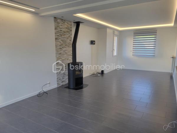 Cette maison construite en 1983, parfaitement entretenue et régulièrement améliorée au fil des années, offre de beaux volumes, des prestations de qualité et de nombreux espaces fonctionnels. Une maison pensée pour une vie de famille confortable, avec un véritable potentiel d’évolution.

Dès l’entrée, vous serez séduit par une entrée spacieuse avec placard, qui dessert les différents espaces de vie.
La cuisine moderne et entièrement équipée, installée en 2020 par Cuisinella, développe environ 10,57 m². Elle bénéficie d’un revêtement en granit et est vendue avec son électroménager. Ouverte sur le salon-séjour, elle profite ainsi d’un agréabe espace de vie de près de 44 m² au total.
Le salon-séjour de 33,87 m², lumineux et convivial, constitue le coeur de la maison.
Toujours au rez-de-chaussée, vous trouverez également :
* une chambre,
* une salle de bains,
* un WC indépendant.

À l’étage
Un agréable palier-mezzanine offre la possibilité d’aménager un espace bureau ou un coin lecture.
L’étage propose également : 
* deux belles chambres,
* un bureau fermé, idéal pour le télé-travail ou pouvant répondre à différents besoins,
* une grande salle d’eau,
* un WC indépendant.

🌿 Extérieurs et potentiel d’évolution
La maison bénéficie d’une agréable terrasse équipée d’un store banne manuel.
Les murs entourant la terrasse ont été renforcés afin de permettre la réalisation d’une future véranda : un véritable potentiel supplémentaire pour agrandir encore l’espace de vie.
Une cuve de récupération des eaux de pluie de 2 500 litres, instalée sous la terrasse, permet l’alimentation du WC au rez*de*chaussée grâce à un système de récupération et de traitement de l’eau.
Deux caméras extérieures complètent les équipements de la propriété.

🔨 Un sous-sol total particulièrement fonctionnel
Le sous-sol offre de très beaux volumes et se compose de : 
* une grande arrière-cuisine,
* une cave,
* un espace de stationnement d’environ 35 m²,
* un espace bricolage d’environ 23 m².

Mais surtout, la propriété dispose d’un grand garage, conçu pour accueillir un camping-car. Celui-ci bénéficie notamment : 
* d’une fosse de 1,50 m, idéale pour réaliser les vidanges,
* d’une charpente renforcée permettant d’envisager la création d’un grenier.

⚙️ Équipements et travaux récents : 
* Menuiseries de 2021 en aluminium côté sud et en PVC côté nord avec volets électriques et vélux équipé d’un store solaire
* Pompe à chaleur air/eau installée en 2022
* Insert bois installé en 2020, labellisé Flamme verte
* VMC hygroréglable de 2015
* Ramonage réalisé par un professionnel le 07/01/2026
* Réseau 5G disponible et possibilité de raccordement à la fibre

📋 Diagnostics et infortations complémentaires
* DPE : B
* GES : A
* Diagnostic électrique : aucune anomalie
* Assainissement individuel
* Taxe foncière : 1558 €
Concernant le diagnostic gaz, quelques interventions sont à prévoir : remplacement de la lyre GPL (+70 cm), actuellement non conforme; mise en accessibilité du robinet situé au fond du meuble; création d’une grille d’air adaptée.

❤️ Une maison complète et soigneusement entretenue. À découvrir sans tarder !