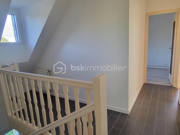 Cette maison construite en 1983, parfaitement entretenue et régulièrement améliorée au fil des années, offre de beaux volumes, des prestations de qualité et de nombreux espaces fonctionnels. Une maison pensée pour une vie de famille confortable, avec un véritable potentiel d’évolution.

Dès l’entrée, vous serez séduit par une entrée spacieuse avec placard, qui dessert les différents espaces de vie.
La cuisine moderne et entièrement équipée, installée en 2020 par Cuisinella, développe environ 10,57 m². Elle bénéficie d’un revêtement en granit et est vendue avec son électroménager. Ouverte sur le salon-séjour, elle profite ainsi d’un agréabe espace de vie de près de 44 m² au total.
Le salon-séjour de 33,87 m², lumineux et convivial, constitue le coeur de la maison.
Toujours au rez-de-chaussée, vous trouverez également :
* une chambre,
* une salle de bains,
* un WC indépendant.

À l’étage
Un agréable palier-mezzanine offre la possibilité d’aménager un espace bureau ou un coin lecture.
L’étage propose également : 
* deux belles chambres,
* un bureau fermé, idéal pour le télé-travail ou pouvant répondre à différents besoins,
* une grande salle d’eau,
* un WC indépendant.

🌿 Extérieurs et potentiel d’évolution
La maison bénéficie d’une agréable terrasse équipée d’un store banne manuel.
Les murs entourant la terrasse ont été renforcés afin de permettre la réalisation d’une future véranda : un véritable potentiel supplémentaire pour agrandir encore l’espace de vie.
Une cuve de récupération des eaux de pluie de 2 500 litres, instalée sous la terrasse, permet l’alimentation du WC au rez*de*chaussée grâce à un système de récupération et de traitement de l’eau.
Deux caméras extérieures complètent les équipements de la propriété.

🔨 Un sous-sol total particulièrement fonctionnel
Le sous-sol offre de très beaux volumes et se compose de : 
* une grande arrière-cuisine,
* une cave,
* un espace de stationnement d’environ 35 m²,
* un espace bricolage d’environ 23 m².

Mais surtout, la propriété dispose d’un grand garage, conçu pour accueillir un camping-car. Celui-ci bénéficie notamment : 
* d’une fosse de 1,50 m, idéale pour réaliser les vidanges,
* d’une charpente renforcée permettant d’envisager la création d’un grenier.

⚙️ Équipements et travaux récents : 
* Menuiseries de 2021 en aluminium côté sud et en PVC côté nord avec volets électriques et vélux équipé d’un store solaire
* Pompe à chaleur air/eau installée en 2022
* Insert bois installé en 2020, labellisé Flamme verte
* VMC hygroréglable de 2015
* Ramonage réalisé par un professionnel le 07/01/2026
* Réseau 5G disponible et possibilité de raccordement à la fibre

📋 Diagnostics et infortations complémentaires
* DPE : B
* GES : A
* Diagnostic électrique : aucune anomalie
* Assainissement individuel
* Taxe foncière : 1558 €
Concernant le diagnostic gaz, quelques interventions sont à prévoir : remplacement de la lyre GPL (+70 cm), actuellement non conforme; mise en accessibilité du robinet situé au fond du meuble; création d’une grille d’air adaptée.

❤️ Une maison complète et soigneusement entretenue. À découvrir sans tarder !