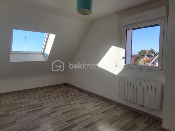 Cette maison construite en 1983, parfaitement entretenue et régulièrement améliorée au fil des années, offre de beaux volumes, des prestations de qualité et de nombreux espaces fonctionnels. Une maison pensée pour une vie de famille confortable, avec un véritable potentiel d’évolution.

Dès l’entrée, vous serez séduit par une entrée spacieuse avec placard, qui dessert les différents espaces de vie.
La cuisine moderne et entièrement équipée, installée en 2020 par Cuisinella, développe environ 10,57 m². Elle bénéficie d’un revêtement en granit et est vendue avec son électroménager. Ouverte sur le salon-séjour, elle profite ainsi d’un agréabe espace de vie de près de 44 m² au total.
Le salon-séjour de 33,87 m², lumineux et convivial, constitue le coeur de la maison.
Toujours au rez-de-chaussée, vous trouverez également :
* une chambre,
* une salle de bains,
* un WC indépendant.

À l’étage
Un agréable palier-mezzanine offre la possibilité d’aménager un espace bureau ou un coin lecture.
L’étage propose également : 
* deux belles chambres,
* un bureau fermé, idéal pour le télé-travail ou pouvant répondre à différents besoins,
* une grande salle d’eau,
* un WC indépendant.

🌿 Extérieurs et potentiel d’évolution
La maison bénéficie d’une agréable terrasse équipée d’un store banne manuel.
Les murs entourant la terrasse ont été renforcés afin de permettre la réalisation d’une future véranda : un véritable potentiel supplémentaire pour agrandir encore l’espace de vie.
Une cuve de récupération des eaux de pluie de 2 500 litres, instalée sous la terrasse, permet l’alimentation du WC au rez*de*chaussée grâce à un système de récupération et de traitement de l’eau.
Deux caméras extérieures complètent les équipements de la propriété.

🔨 Un sous-sol total particulièrement fonctionnel
Le sous-sol offre de très beaux volumes et se compose de : 
* une grande arrière-cuisine,
* une cave,
* un espace de stationnement d’environ 35 m²,
* un espace bricolage d’environ 23 m².

Mais surtout, la propriété dispose d’un grand garage, conçu pour accueillir un camping-car. Celui-ci bénéficie notamment : 
* d’une fosse de 1,50 m, idéale pour réaliser les vidanges,
* d’une charpente renforcée permettant d’envisager la création d’un grenier.

⚙️ Équipements et travaux récents : 
* Menuiseries de 2021 en aluminium côté sud et en PVC côté nord avec volets électriques et vélux équipé d’un store solaire
* Pompe à chaleur air/eau installée en 2022
* Insert bois installé en 2020, labellisé Flamme verte
* VMC hygroréglable de 2015
* Ramonage réalisé par un professionnel le 07/01/2026
* Réseau 5G disponible et possibilité de raccordement à la fibre

📋 Diagnostics et infortations complémentaires
* DPE : B
* GES : A
* Diagnostic électrique : aucune anomalie
* Assainissement individuel
* Taxe foncière : 1558 €
Concernant le diagnostic gaz, quelques interventions sont à prévoir : remplacement de la lyre GPL (+70 cm), actuellement non conforme; mise en accessibilité du robinet situé au fond du meuble; création d’une grille d’air adaptée.

❤️ Une maison complète et soigneusement entretenue. À découvrir sans tarder !