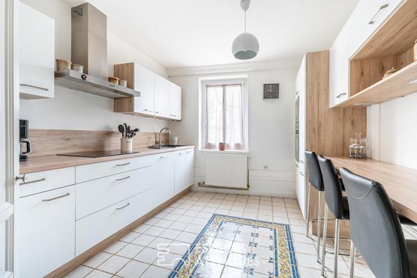 Bâtisse de charme avec jardin et terrasse – Anciennes écuries du XIXe siècle