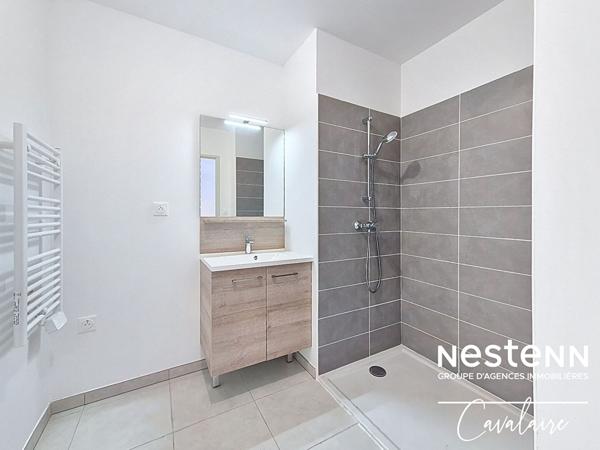 A 900 mètres de la plage de BONPORTEAU, appartement de type 2 pièces de 45 m² avec terrasse et stationnement couvert et privatif