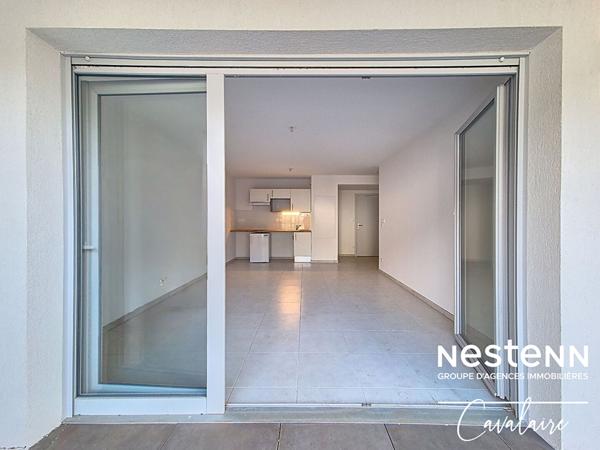 A 900 mètres de la plage de BONPORTEAU, appartement de type 2 pièces de 45 m² avec terrasse et stationnement couvert et privatif