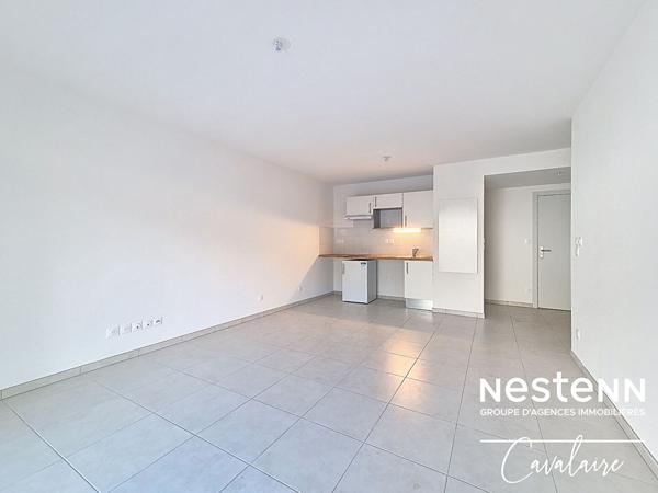 A 900 mètres de la plage de BONPORTEAU, appartement de type 2 pièces de 45 m² avec terrasse et stationnement couvert et privatif