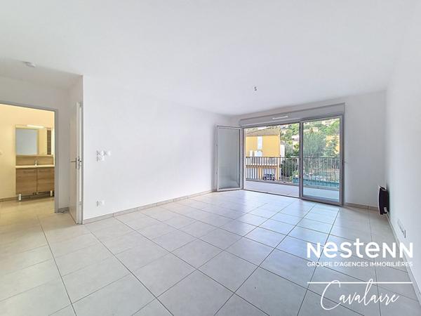 A 900 mètres de la plage de BONPORTEAU, appartement de type 2 pièces de 45 m² avec terrasse et stationnement couvert et privatif