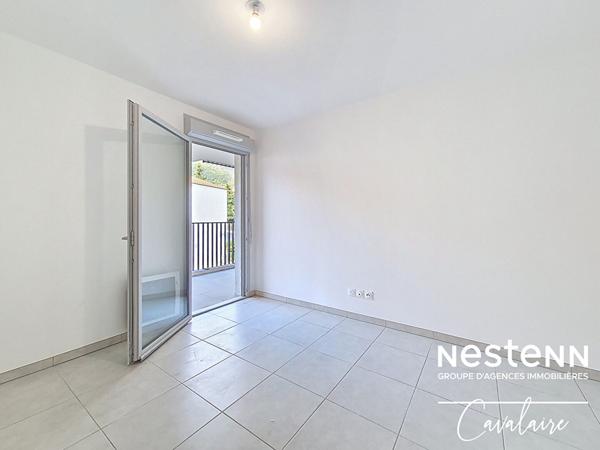 A 900 mètres de la plage de BONPORTEAU, appartement de type 2 pièces de 45 m² avec terrasse et stationnement couvert et privatif