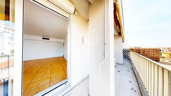 NICE - FLEURS / F. GROSSO : MAGNIFIQUE 2 PIÈCES AVEC TERRASSE EN DERNIER ÉTAGE