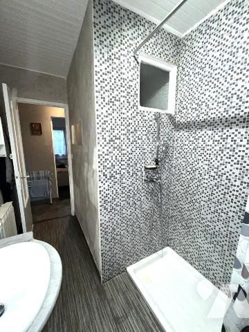 Jolie villa de plain-pied sur terrain plat de 755 m² proche commerces