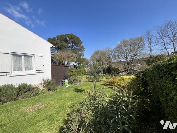 Jolie villa de plain-pied sur terrain plat de 755 m² proche commerces