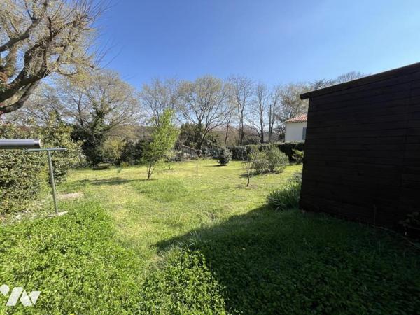 Jolie villa de plain-pied sur terrain plat de 755 m² proche commerces