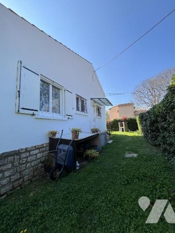 Jolie villa de plain-pied sur terrain plat de 755 m² proche commerces