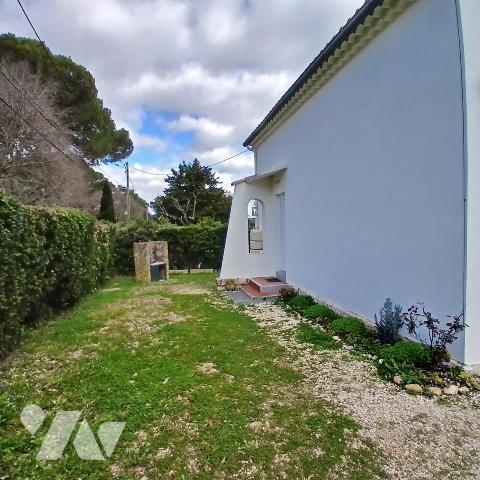 Jolie villa de plain-pied sur terrain plat de 755 m² proche commerces