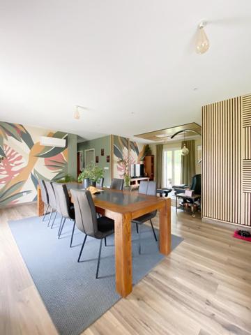 MAISON NEUVE AVEC GARAGES ET JARDIN