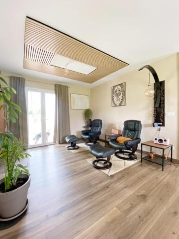 MAISON NEUVE AVEC GARAGES ET JARDIN