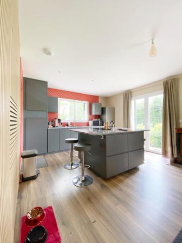 MAISON NEUVE AVEC GARAGES ET JARDIN