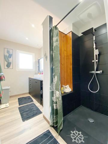 MAISON NEUVE AVEC GARAGES ET JARDIN