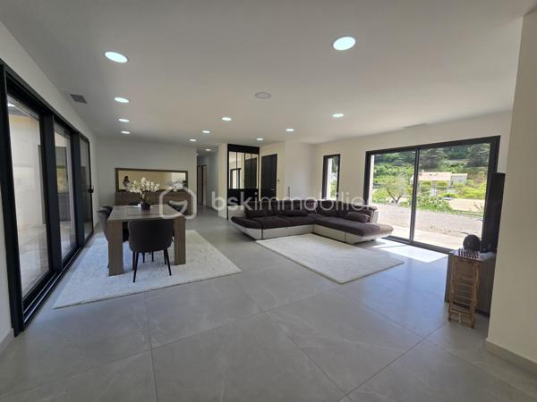 Située sur la commune de Corbarieu, à seulement 5 minutes des premiers commerces de Montauban, découvrez cette magnifique maison contemporaine de plain-pied d’environ 150 m², implantée dans un environnement calme et privilégié sur les hauteurs.

La maison offre une vaste pièce de vie lumineuse avec cuisine ouverte, à aménager selon vos envies et votre style. Les beaux volumes et les ouvertures sur l’extérieur apportent un cadre de vie agréable et convivial.

L’espace nuit se compose de 4 belles chambres avec placards intégrés, dont une suite disposant de sa propre salle d’eau.

À l’extérieur, vous profiterez d’une agréable terrasse couverte ainsi que d’une partie non couverte, idéale pour les beaux jours. Un grand espace de stationnement complète ce bien.

Un bien moderne et fonctionnel, parfait pour une famille recherchant calme, confort et proximité immédiate de Montauban.
