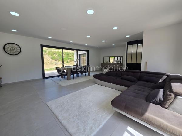 Située sur la commune de Corbarieu, à seulement 5 minutes des premiers commerces de Montauban, découvrez cette magnifique maison contemporaine de plain-pied d’environ 150 m², implantée dans un environnement calme et privilégié sur les hauteurs.

La maison offre une vaste pièce de vie lumineuse avec cuisine ouverte, à aménager selon vos envies et votre style. Les beaux volumes et les ouvertures sur l’extérieur apportent un cadre de vie agréable et convivial.

L’espace nuit se compose de 4 belles chambres avec placards intégrés, dont une suite disposant de sa propre salle d’eau.

À l’extérieur, vous profiterez d’une agréable terrasse couverte ainsi que d’une partie non couverte, idéale pour les beaux jours. Un grand espace de stationnement complète ce bien.

Un bien moderne et fonctionnel, parfait pour une famille recherchant calme, confort et proximité immédiate de Montauban.