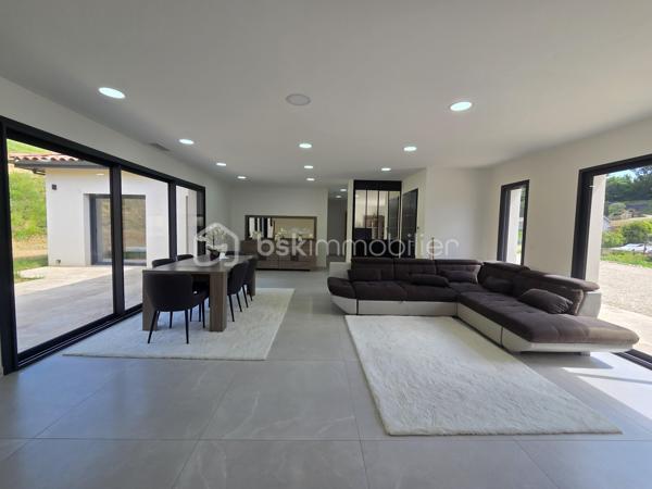 Située sur la commune de Corbarieu, à seulement 5 minutes des premiers commerces de Montauban, découvrez cette magnifique maison contemporaine de plain-pied d’environ 150 m², implantée dans un environnement calme et privilégié sur les hauteurs.

La maison offre une vaste pièce de vie lumineuse avec cuisine ouverte, à aménager selon vos envies et votre style. Les beaux volumes et les ouvertures sur l’extérieur apportent un cadre de vie agréable et convivial.

L’espace nuit se compose de 4 belles chambres avec placards intégrés, dont une suite disposant de sa propre salle d’eau.

À l’extérieur, vous profiterez d’une agréable terrasse couverte ainsi que d’une partie non couverte, idéale pour les beaux jours. Un grand espace de stationnement complète ce bien.

Un bien moderne et fonctionnel, parfait pour une famille recherchant calme, confort et proximité immédiate de Montauban.