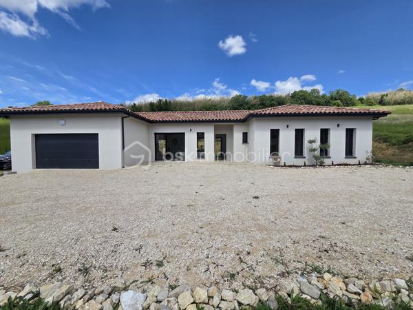 Située sur la commune de Corbarieu, à seulement 5 minutes des premiers commerces de Montauban, découvrez cette magnifique maison contemporaine de plain-pied d’environ 150 m², implantée dans un environnement calme et privilégié sur les hauteurs.

La maison offre une vaste pièce de vie lumineuse avec cuisine ouverte, à aménager selon vos envies et votre style. Les beaux volumes et les ouvertures sur l’extérieur apportent un cadre de vie agréable et convivial.

L’espace nuit se compose de 4 belles chambres avec placards intégrés, dont une suite disposant de sa propre salle d’eau.

À l’extérieur, vous profiterez d’une agréable terrasse couverte ainsi que d’une partie non couverte, idéale pour les beaux jours. Un grand espace de stationnement complète ce bien.

Un bien moderne et fonctionnel, parfait pour une famille recherchant calme, confort et proximité immédiate de Montauban.