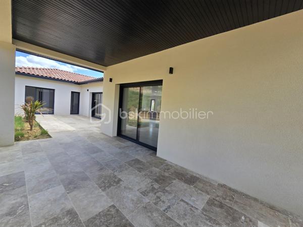 Située sur la commune de Corbarieu, à seulement 5 minutes des premiers commerces de Montauban, découvrez cette magnifique maison contemporaine de plain-pied d’environ 150 m², implantée dans un environnement calme et privilégié sur les hauteurs.

La maison offre une vaste pièce de vie lumineuse avec cuisine ouverte, à aménager selon vos envies et votre style. Les beaux volumes et les ouvertures sur l’extérieur apportent un cadre de vie agréable et convivial.

L’espace nuit se compose de 4 belles chambres avec placards intégrés, dont une suite disposant de sa propre salle d’eau.

À l’extérieur, vous profiterez d’une agréable terrasse couverte ainsi que d’une partie non couverte, idéale pour les beaux jours. Un grand espace de stationnement complète ce bien.

Un bien moderne et fonctionnel, parfait pour une famille recherchant calme, confort et proximité immédiate de Montauban.