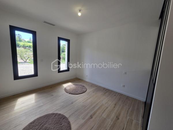 Située sur la commune de Corbarieu, à seulement 5 minutes des premiers commerces de Montauban, découvrez cette magnifique maison contemporaine de plain-pied d’environ 150 m², implantée dans un environnement calme et privilégié sur les hauteurs.

La maison offre une vaste pièce de vie lumineuse avec cuisine ouverte, à aménager selon vos envies et votre style. Les beaux volumes et les ouvertures sur l’extérieur apportent un cadre de vie agréable et convivial.

L’espace nuit se compose de 4 belles chambres avec placards intégrés, dont une suite disposant de sa propre salle d’eau.

À l’extérieur, vous profiterez d’une agréable terrasse couverte ainsi que d’une partie non couverte, idéale pour les beaux jours. Un grand espace de stationnement complète ce bien.

Un bien moderne et fonctionnel, parfait pour une famille recherchant calme, confort et proximité immédiate de Montauban.