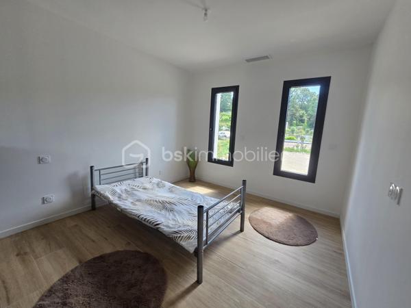 Située sur la commune de Corbarieu, à seulement 5 minutes des premiers commerces de Montauban, découvrez cette magnifique maison contemporaine de plain-pied d’environ 150 m², implantée dans un environnement calme et privilégié sur les hauteurs.

La maison offre une vaste pièce de vie lumineuse avec cuisine ouverte, à aménager selon vos envies et votre style. Les beaux volumes et les ouvertures sur l’extérieur apportent un cadre de vie agréable et convivial.

L’espace nuit se compose de 4 belles chambres avec placards intégrés, dont une suite disposant de sa propre salle d’eau.

À l’extérieur, vous profiterez d’une agréable terrasse couverte ainsi que d’une partie non couverte, idéale pour les beaux jours. Un grand espace de stationnement complète ce bien.

Un bien moderne et fonctionnel, parfait pour une famille recherchant calme, confort et proximité immédiate de Montauban.