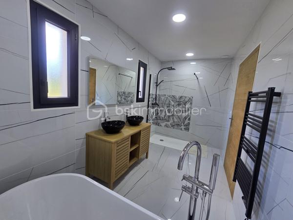 Située sur la commune de Corbarieu, à seulement 5 minutes des premiers commerces de Montauban, découvrez cette magnifique maison contemporaine de plain-pied d’environ 150 m², implantée dans un environnement calme et privilégié sur les hauteurs.

La maison offre une vaste pièce de vie lumineuse avec cuisine ouverte, à aménager selon vos envies et votre style. Les beaux volumes et les ouvertures sur l’extérieur apportent un cadre de vie agréable et convivial.

L’espace nuit se compose de 4 belles chambres avec placards intégrés, dont une suite disposant de sa propre salle d’eau.

À l’extérieur, vous profiterez d’une agréable terrasse couverte ainsi que d’une partie non couverte, idéale pour les beaux jours. Un grand espace de stationnement complète ce bien.

Un bien moderne et fonctionnel, parfait pour une famille recherchant calme, confort et proximité immédiate de Montauban.