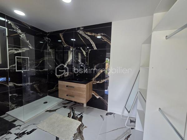 Située sur la commune de Corbarieu, à seulement 5 minutes des premiers commerces de Montauban, découvrez cette magnifique maison contemporaine de plain-pied d’environ 150 m², implantée dans un environnement calme et privilégié sur les hauteurs.

La maison offre une vaste pièce de vie lumineuse avec cuisine ouverte, à aménager selon vos envies et votre style. Les beaux volumes et les ouvertures sur l’extérieur apportent un cadre de vie agréable et convivial.

L’espace nuit se compose de 4 belles chambres avec placards intégrés, dont une suite disposant de sa propre salle d’eau.

À l’extérieur, vous profiterez d’une agréable terrasse couverte ainsi que d’une partie non couverte, idéale pour les beaux jours. Un grand espace de stationnement complète ce bien.

Un bien moderne et fonctionnel, parfait pour une famille recherchant calme, confort et proximité immédiate de Montauban.