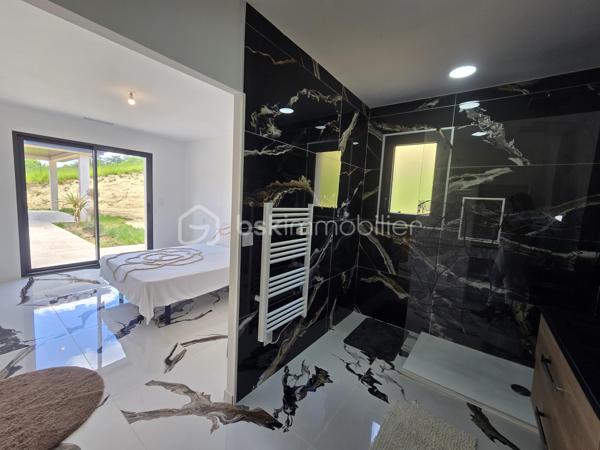 Située sur la commune de Corbarieu, à seulement 5 minutes des premiers commerces de Montauban, découvrez cette magnifique maison contemporaine de plain-pied d’environ 150 m², implantée dans un environnement calme et privilégié sur les hauteurs.

La maison offre une vaste pièce de vie lumineuse avec cuisine ouverte, à aménager selon vos envies et votre style. Les beaux volumes et les ouvertures sur l’extérieur apportent un cadre de vie agréable et convivial.

L’espace nuit se compose de 4 belles chambres avec placards intégrés, dont une suite disposant de sa propre salle d’eau.

À l’extérieur, vous profiterez d’une agréable terrasse couverte ainsi que d’une partie non couverte, idéale pour les beaux jours. Un grand espace de stationnement complète ce bien.

Un bien moderne et fonctionnel, parfait pour une famille recherchant calme, confort et proximité immédiate de Montauban.