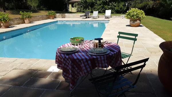 Villa rénovée piscine jardin paysager