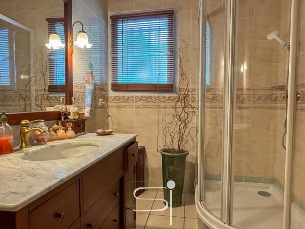 Villa 5 pièce(s) 3 chambre(s) 145 m²