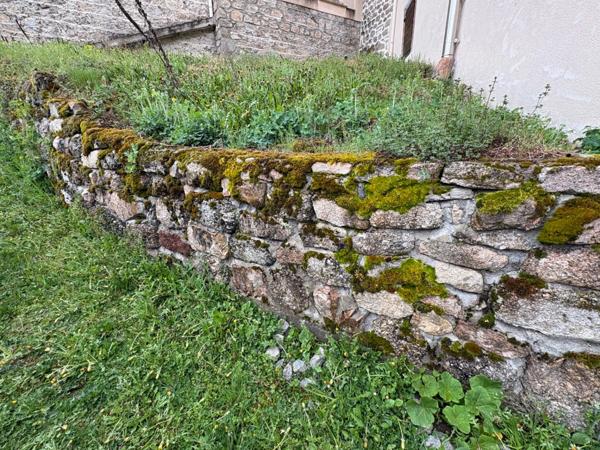 Proche de NOIRETABLE à vendre APPARTEMENT de 68 M2 avec petit terrain non attenant