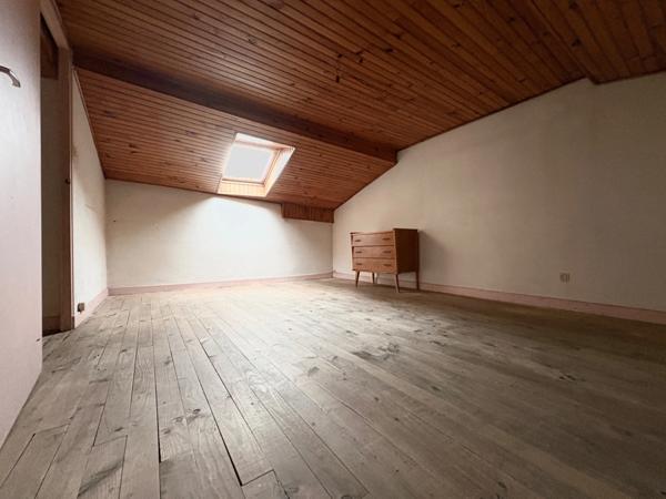 Proche de NOIRETABLE à vendre APPARTEMENT de 68 M2 avec petit terrain non attenant