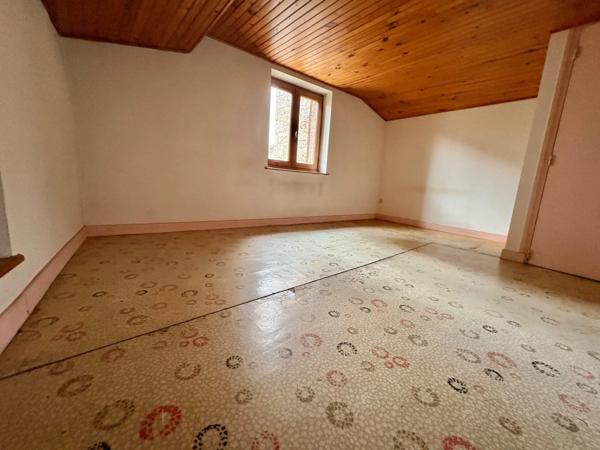 Proche de NOIRETABLE à vendre APPARTEMENT de 68 M2 avec petit terrain non attenant