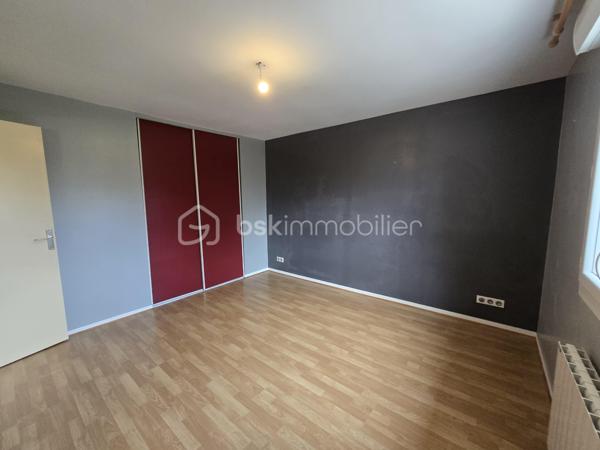 Maison familiale d’une surface de 154 m², composée au rez-de-chaussée d’une entrée avec placards, d’une grande pièce de vie baignée de lumière grâce à sa triple exposition, disposant d’un insert pour plus de confort, d’une cuisine séparée, aménagée et équipée, pouvant être ouverte sur le salon, d’un WC indépendant avec lave-mains, ainsi que d’une buanderie pouvant être transformée en salle d’eau selon vos envies et vos besoins.
Un grand garage avec porte électrique complète ce niveau.

À l’étage, un palier dessert quatre grandes chambres, toutes équipées de placards intégrés. La plus spacieuse est une suite parentale avec une grande salle d’eau et rangements.
Le premier étage comprend également un WC indépendant ainsi qu’une seconde salle de bains équipée d’une douche et d’une baignoire, pour un confort optimal.

Le terrain de 709 m², la terrasse située à l’arrière de la maison et la piscine enterrée de 9 x 4,5 m offrent un véritable espace de bien-être.
Une cabane de jardin vient compléter l’ensemble pour davantage de rangement.

La maison est équipée d’un système d’alarme et de caméras, garantissant sécurité et tranquillité.