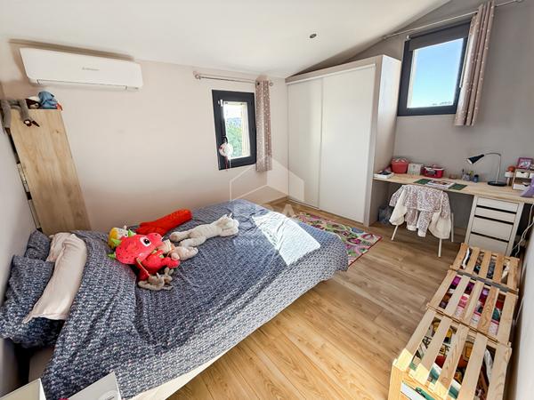 LES PENNES MIRABEAU - Maison T6 R+1 sur une parcelle de 1048m2 avec piscine et garage