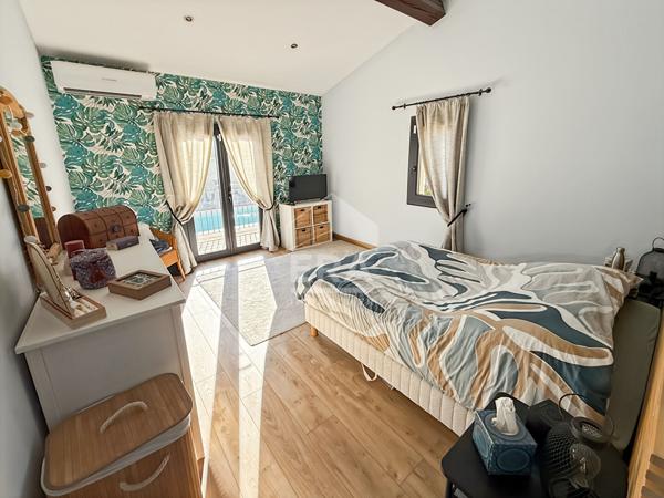 LES PENNES MIRABEAU - Maison T6 R+1 sur une parcelle de 1048m2 avec piscine et garage