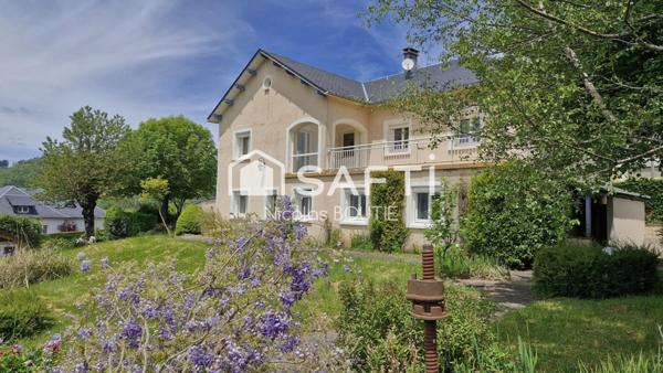 Maison d'habitation avec garages et terrain