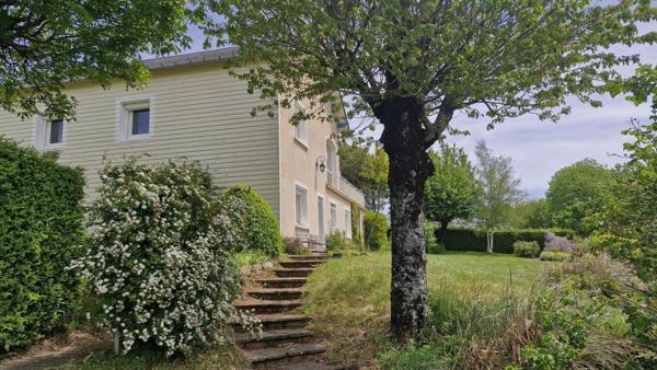 Maison d'habitation avec garages et terrain